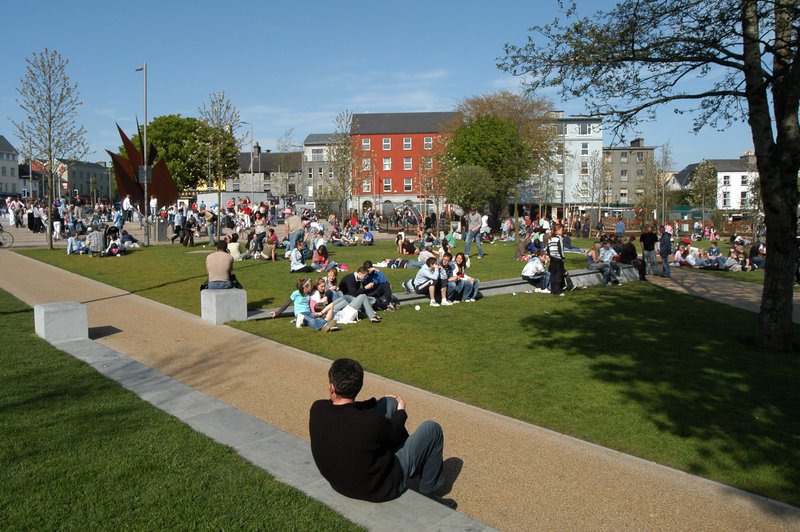 29 April 2006, Eyre Square Galway City: Galwegians enjoy the recently 29 April 2006, Eyre Square Galway City: Galwegians enjoy the recently